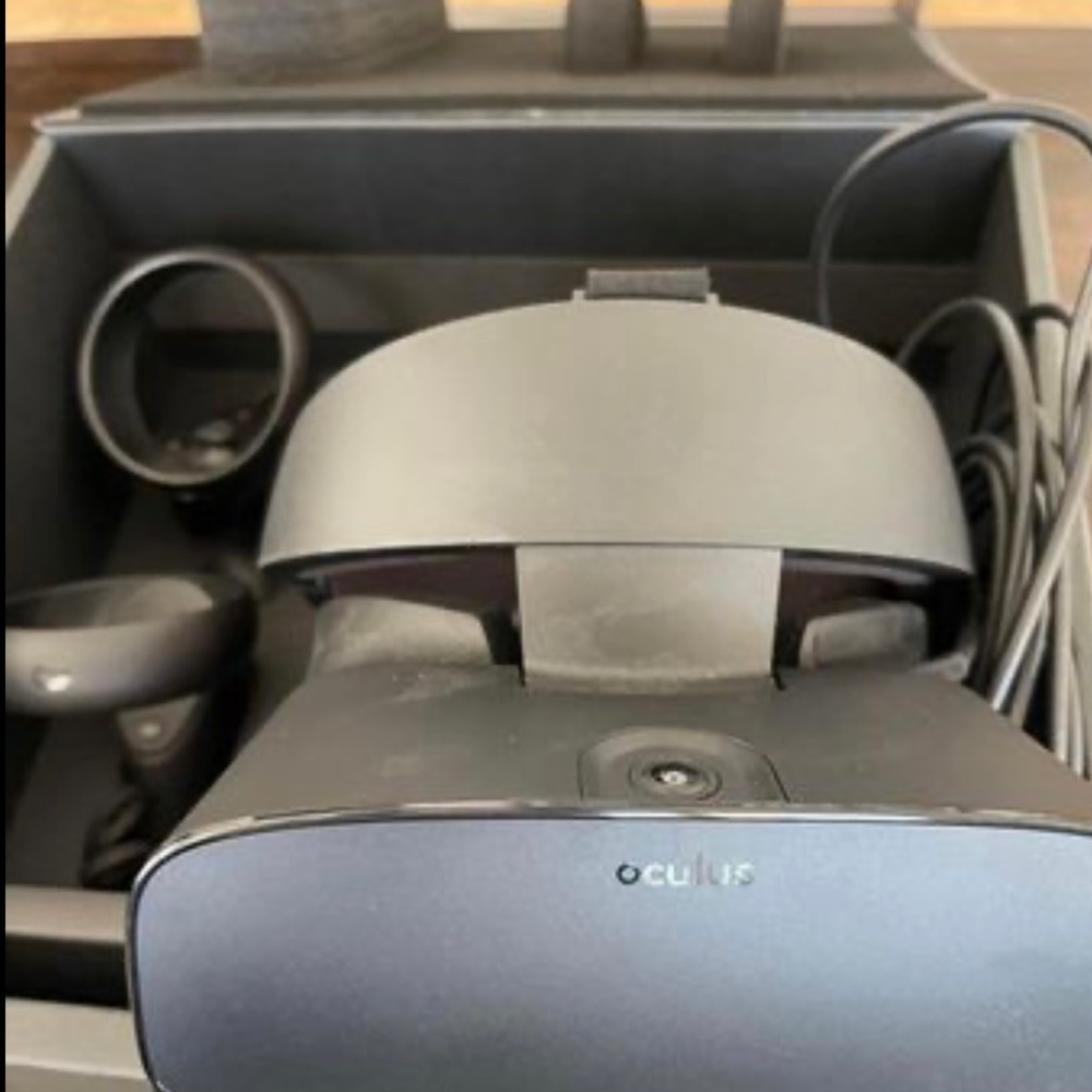 Oculus Rift S VR headset and controls - Picture 3 of 4